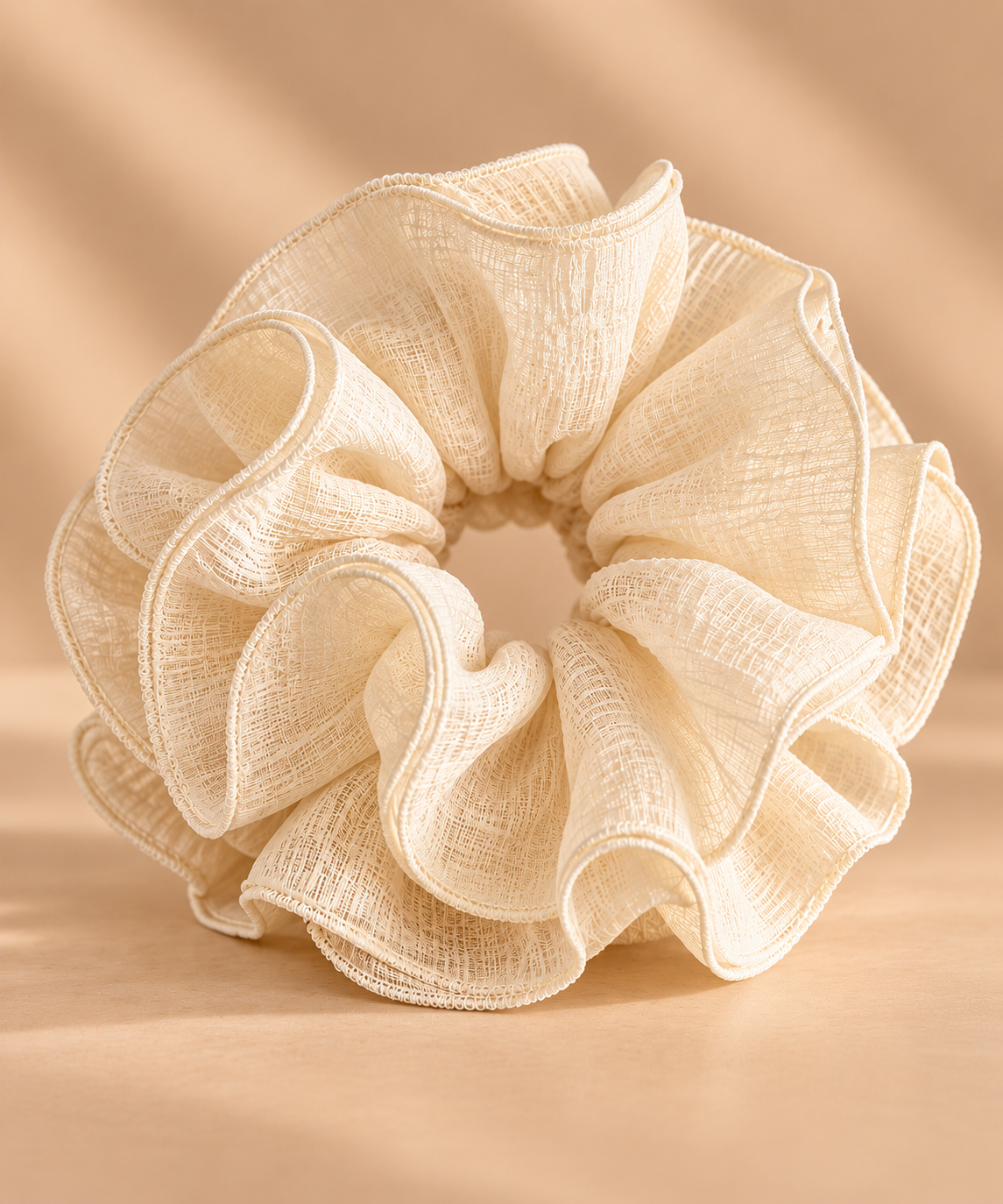 XXL beige ruffle scrunchie met luchtige geweven structuur - De HaarBoetiek