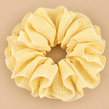 XXL gele ruffle scrunchie met luchtige structuur - De HaarBoetiek