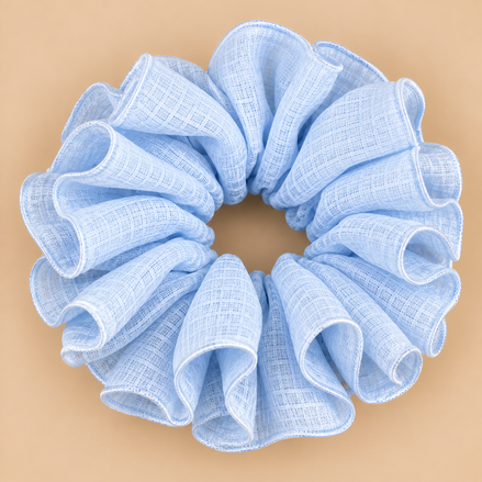 XXL lichtblauwe ruffle scrunchie met luchtige geweven structuur - De HaarBoetiek