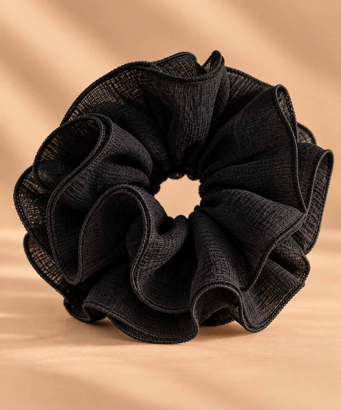 XXL zwarte ruffle scrunchie met luchtige geweven structuur - De HaarBoetiek