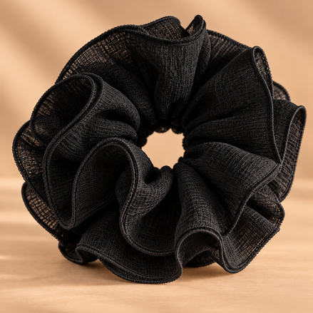 XXL zwarte ruffle scrunchie met luchtige geweven structuur - De HaarBoetiek