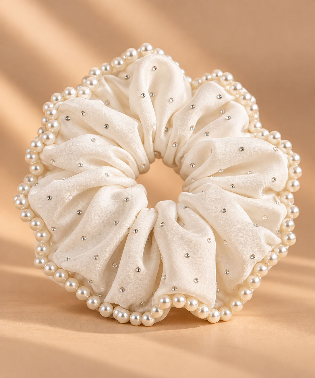 XXL witte satijnen scrunchie met parelrand en strass - De HaarBoetiek