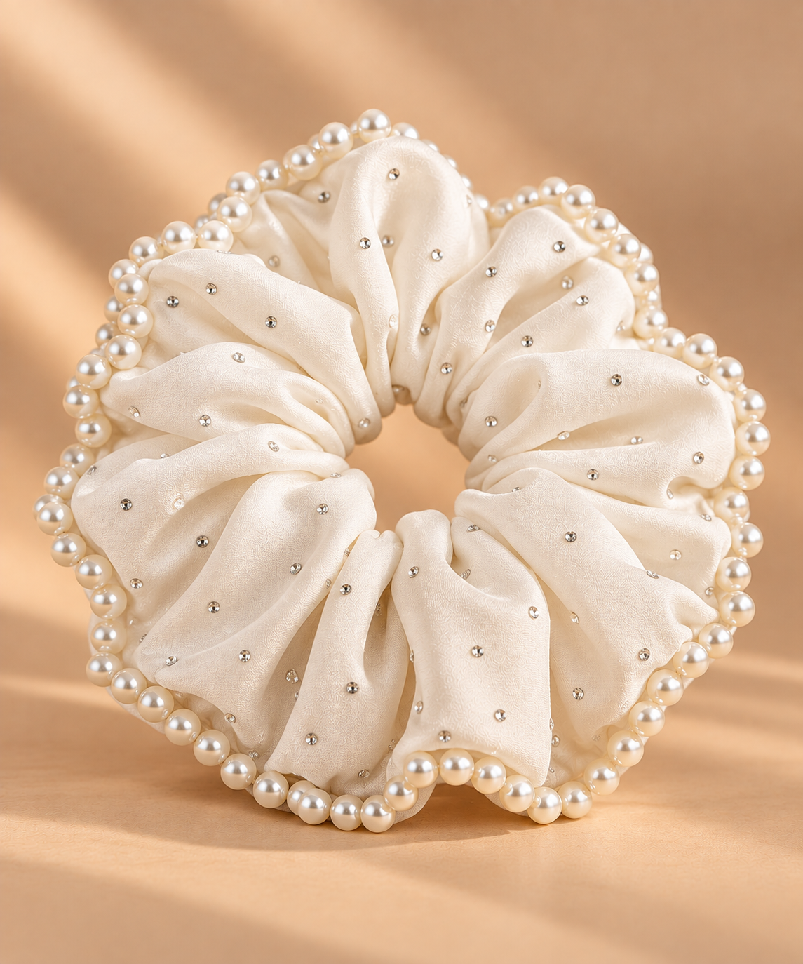 XXL witte satijnen scrunchie met parelrand en strass - De HaarBoetiek