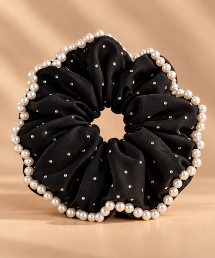 XXL zwarte satijnen scrunchie met parelrand en strass - De HaarBoetiek