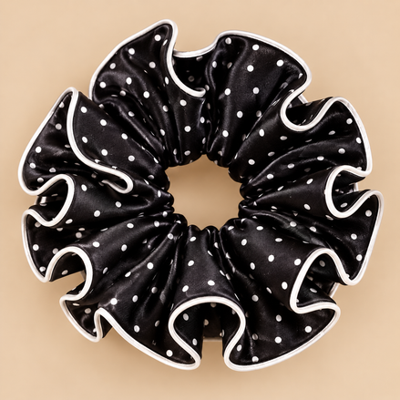 XXL zwarte satijnen ruffle scrunchie met witte polka dots en witte bies - De HaarBoetiek