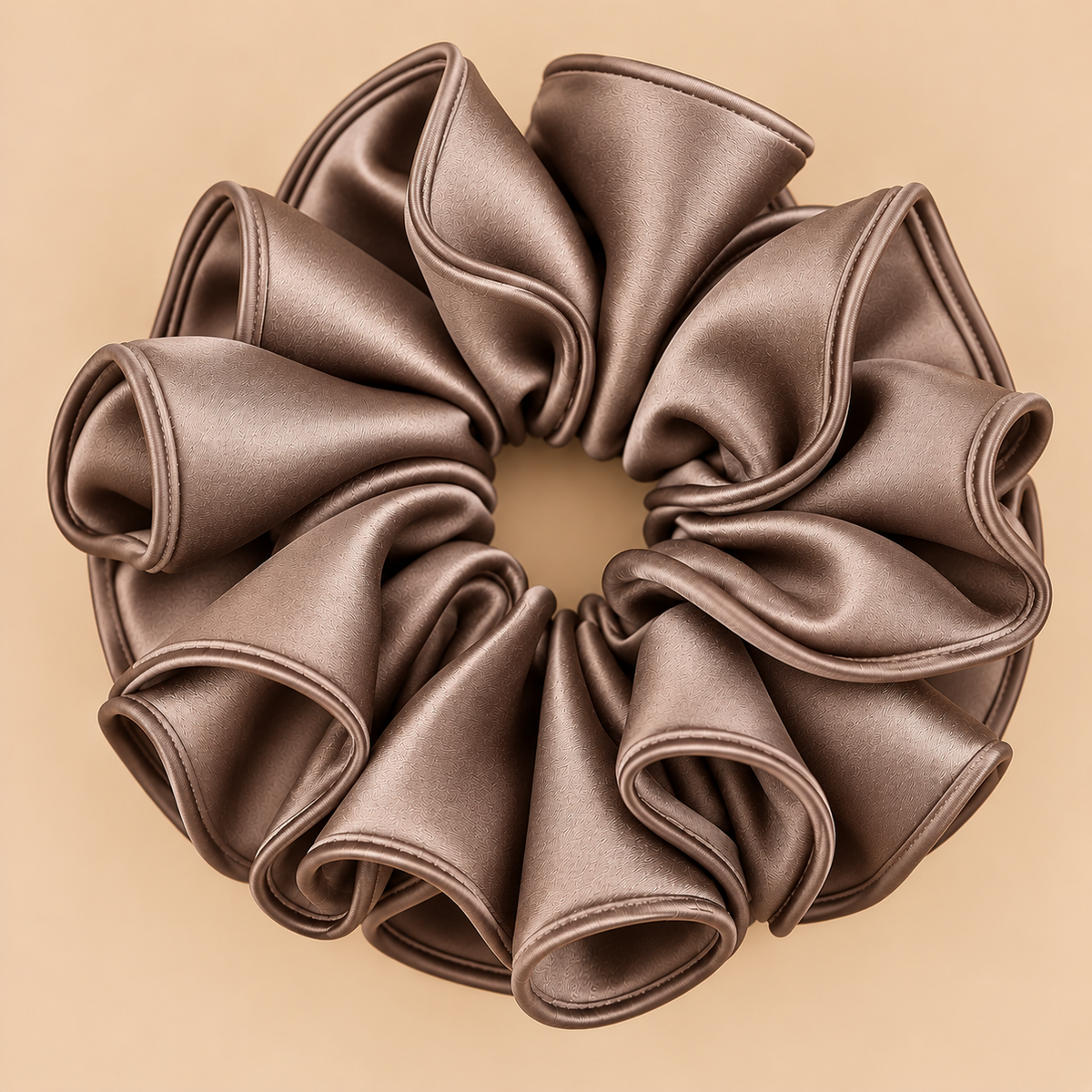 Taupe XXL satijnen ruffle scrunchie - de HaarBoetiek