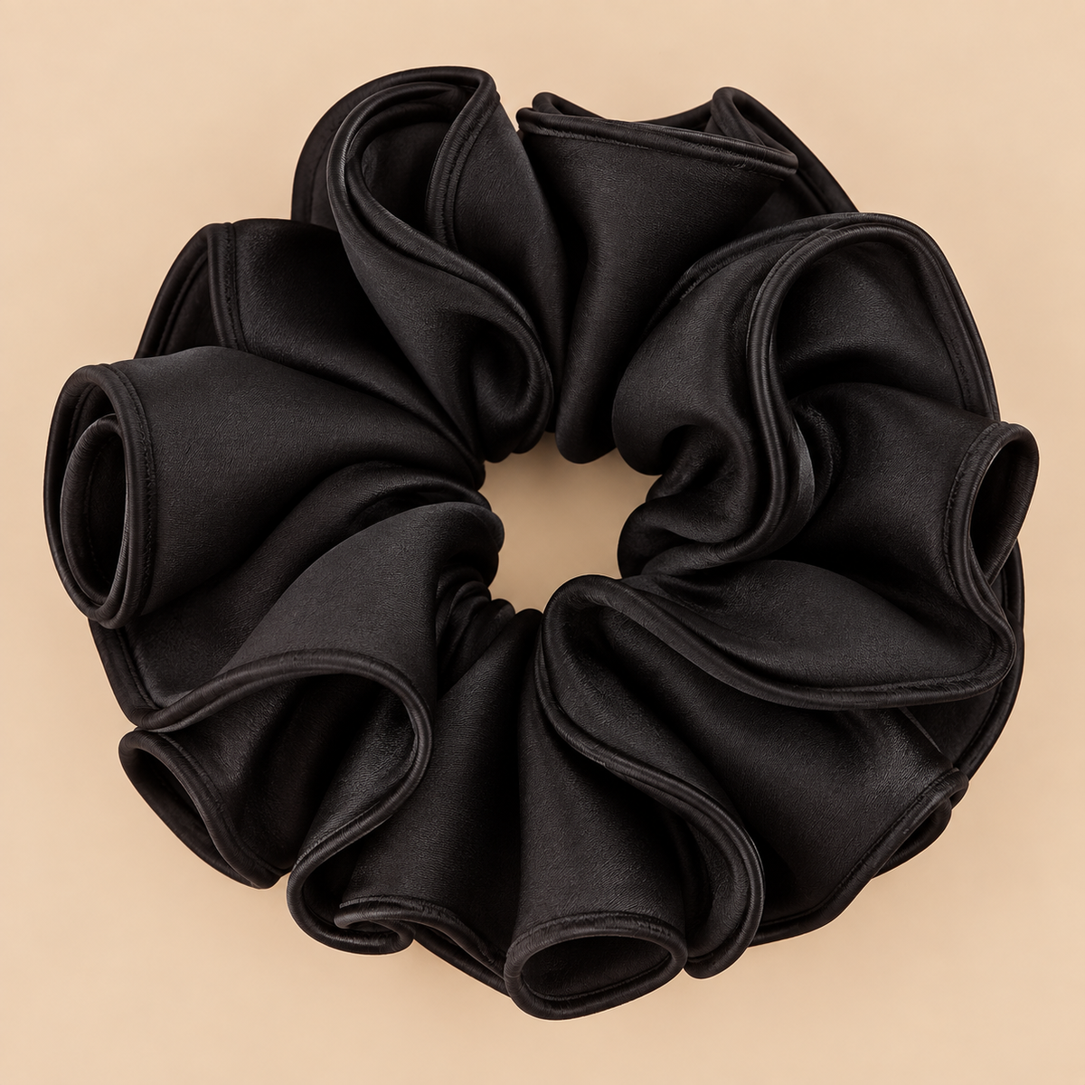Zwarte XXL satijnen ruffle scrunchie - de HaarBoetiek