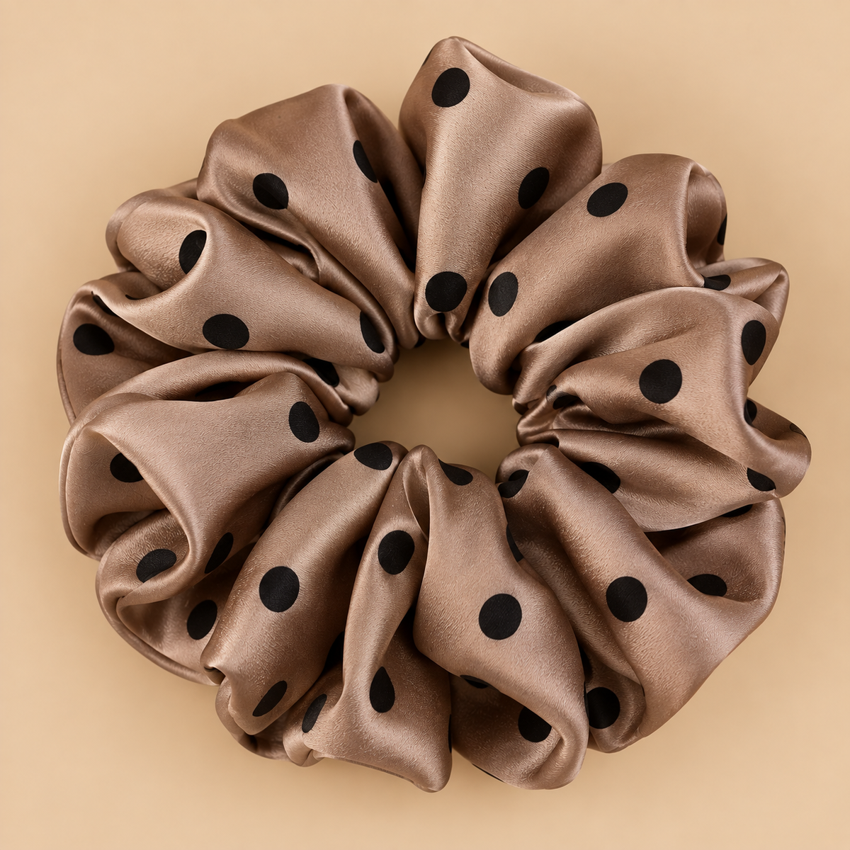 XXL bruin taupe satijnen scrunchie met grote zwarte polka dots - De HaarBoetiek