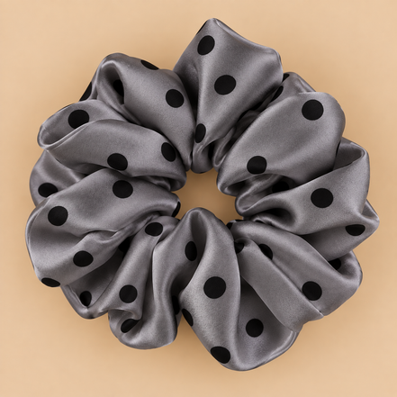 XXL donkergrijze satijnen scrunchie met grote zwarte polka dots - De HaarBoetiek