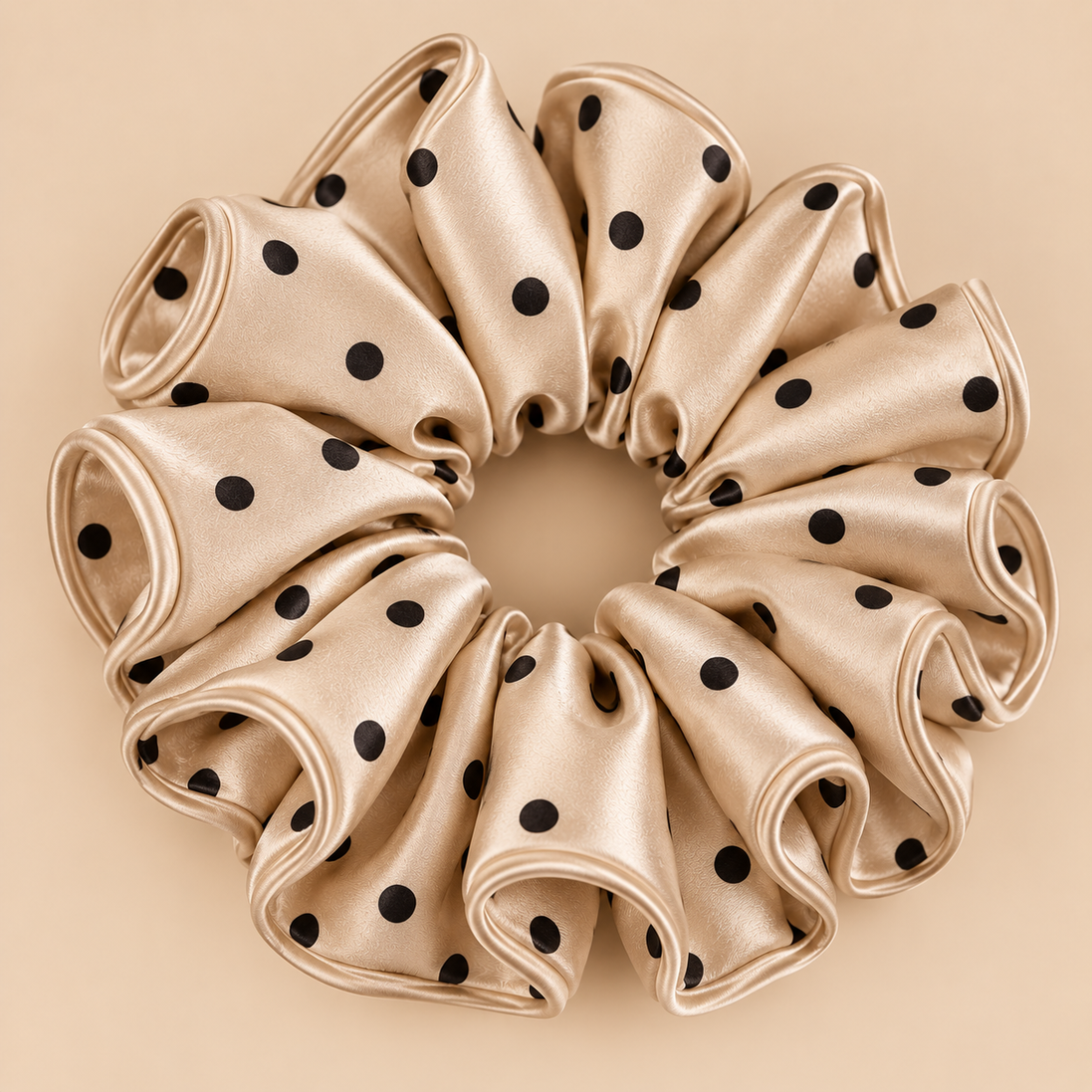 Beige champagne XXL satijnen scrunchie met zwarte polka dots - de HaarBoetiek