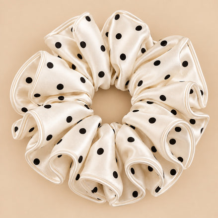 XXL witte satijnen scrunchie met zwarte polka dots van De HaarBoetiek