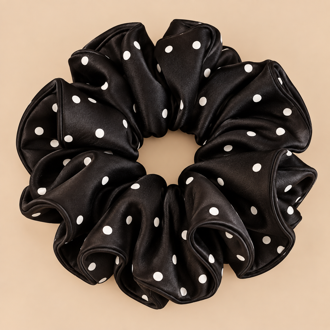 Zwarte XXL satijnen scrunchie met witte polka dots - de HaarBoetiek