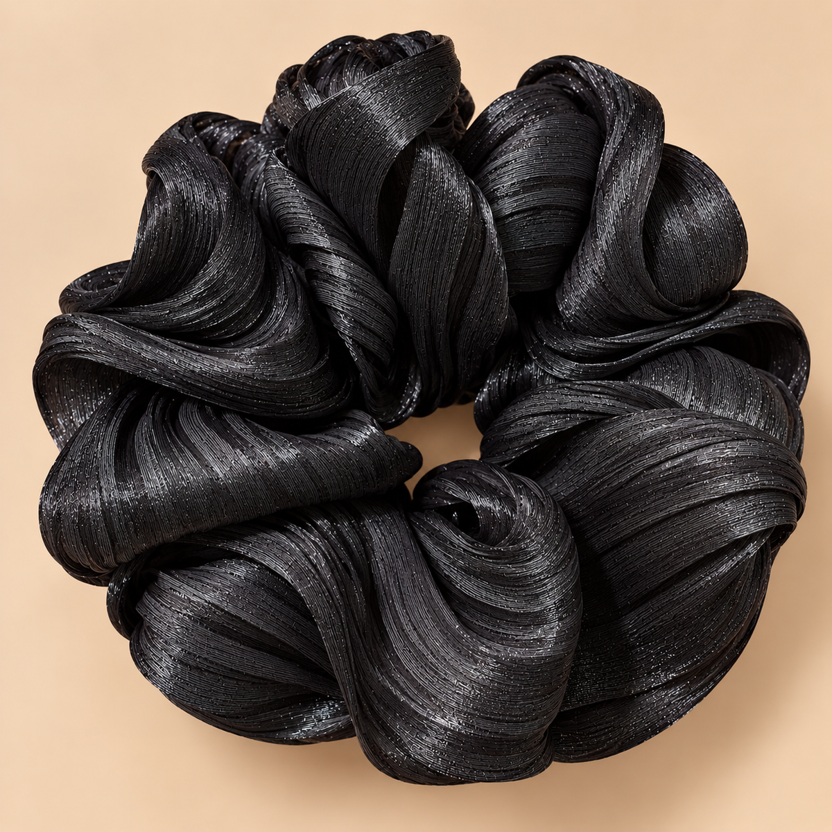 Zwarte XXL shimmer ruffle scrunchie - de HaarBoetiek