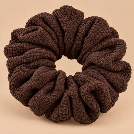 XXL donkerbruine stoffen scrunchie met zachte gewafelde structuur - De HaarBoetiek
