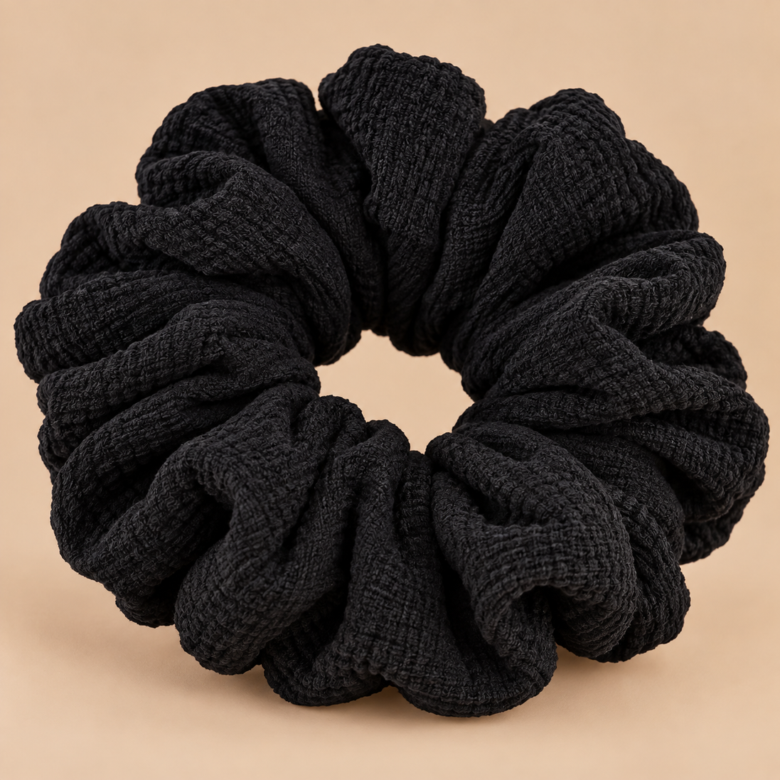 XXL zwarte stoffen scrunchie met zachte gewafelde structuur - De HaarBoetiek