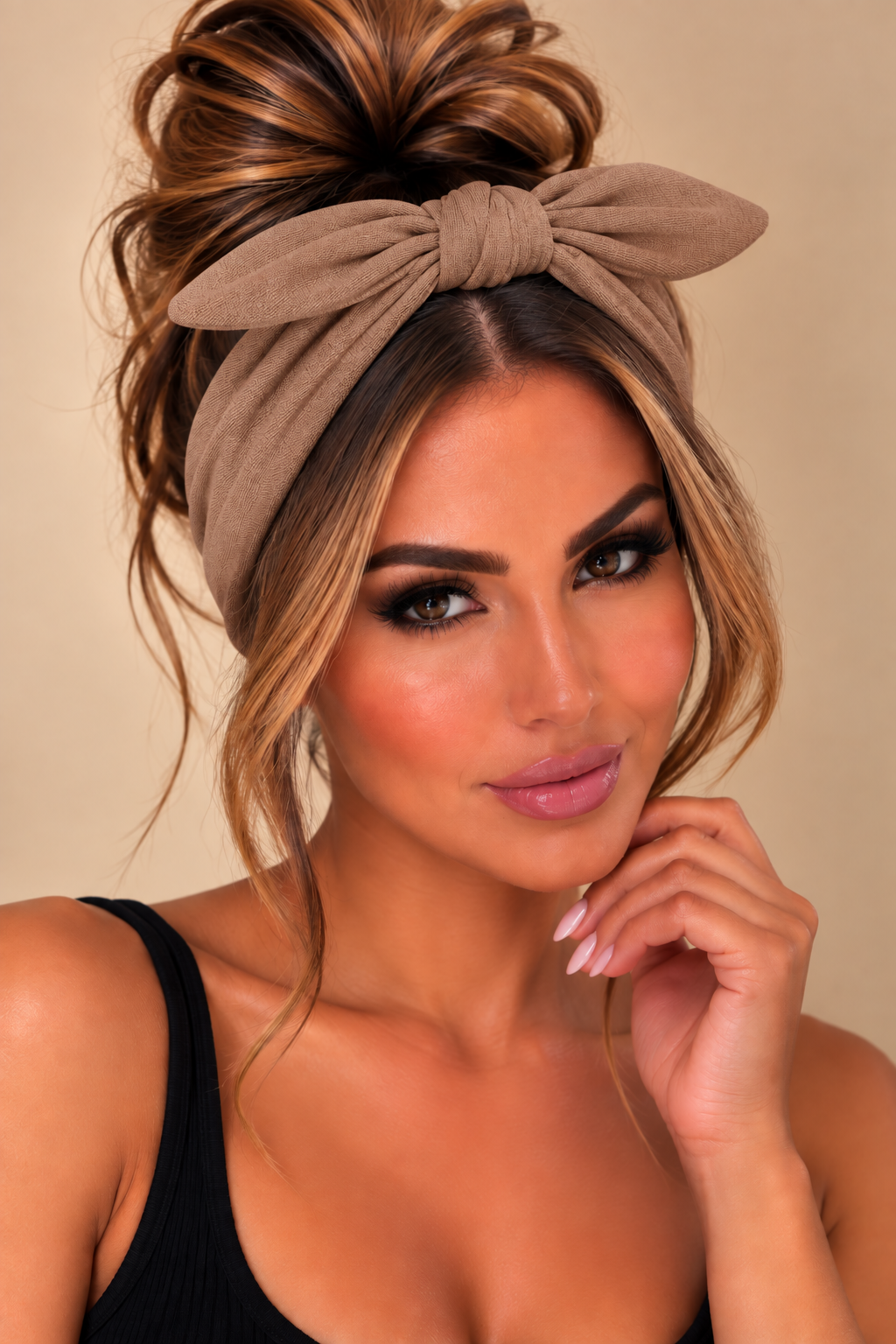 Donker beige zachte brede haarband met strik gedragen door model - De HaarBoetiek