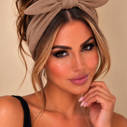 Donker beige zachte brede haarband met strik gedragen door model - De HaarBoetiek